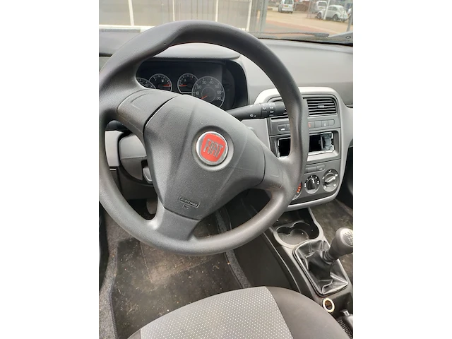 Personenauto fiat, punto, wit, bouwjaar 2011 - afbeelding 5 van  7