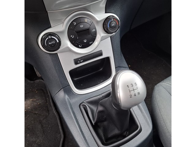 Personenauto ford, fiesta 1.6 tdci, zwart, bouwjaar 2012 - afbeelding 13 van  52