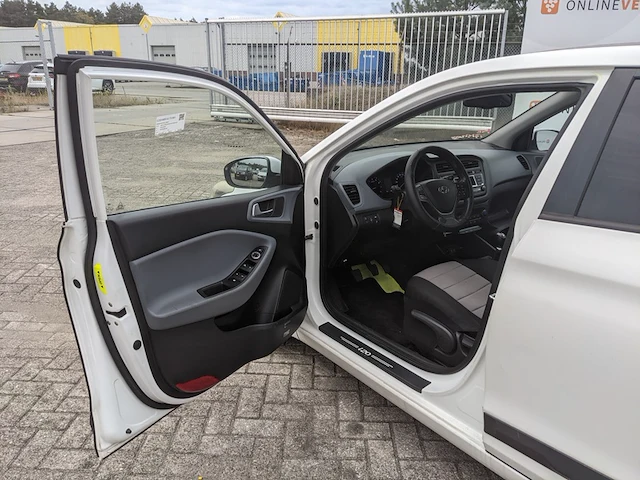Personenauto hyundai, i20 1.2 hp i-motion, wit, bouwjaar 2015 - afbeelding 2 van  40