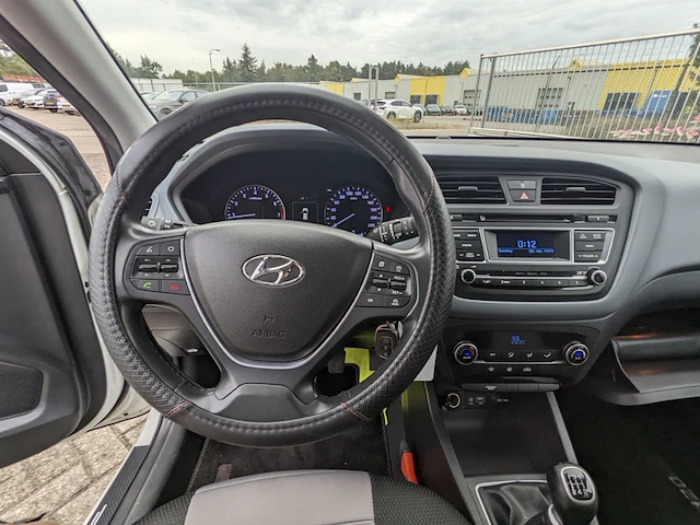 Personenauto hyundai, i20 1.2 hp i-motion, wit, bouwjaar 2015 - afbeelding 4 van  40