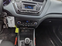 Personenauto hyundai, i20 1.2 hp i-motion, wit, bouwjaar 2015 - afbeelding 13 van  40