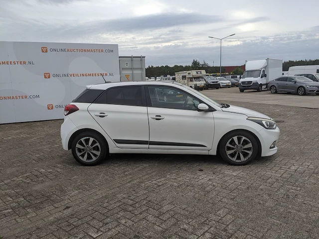 Personenauto hyundai, i20 1.2 hp i-motion, wit, bouwjaar 2015 - afbeelding 36 van  40