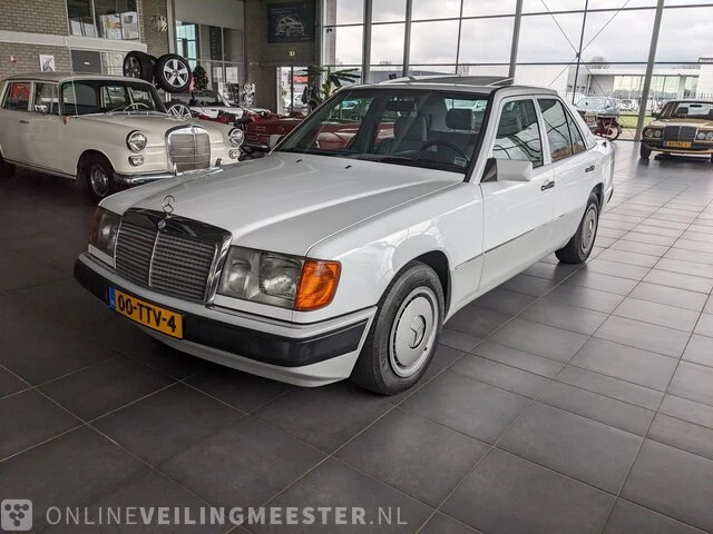 Personenauto mercedes benz, w124, wit, bouwjaar 1989 - afbeelding 1 van  25
