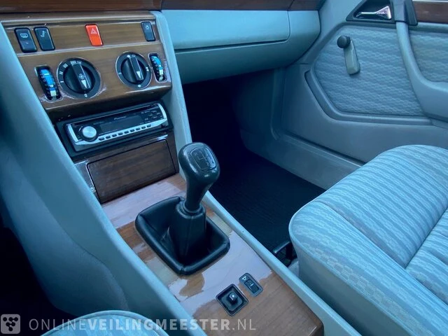 Personenauto mercedes benz, w124, wit, bouwjaar 1989 - afbeelding 15 van  25