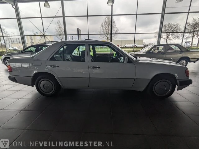 Personenauto mercedes benz, w124, wit, bouwjaar 1989 - afbeelding 24 van  25