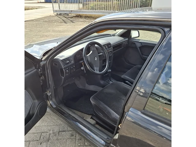 Personenauto opel, vectra 1.8, bouwjaar 1992 - afbeelding 2 van  39