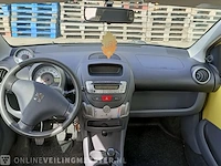 Personenauto peugeot, 107 1.0-12v xr 4-deurs, geel, 2006 - afbeelding 11 van  28