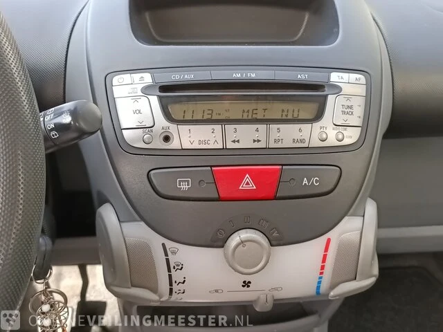 Personenauto peugeot, 107 1.0-12v xr 4-deurs, geel, 2006 - afbeelding 14 van  28