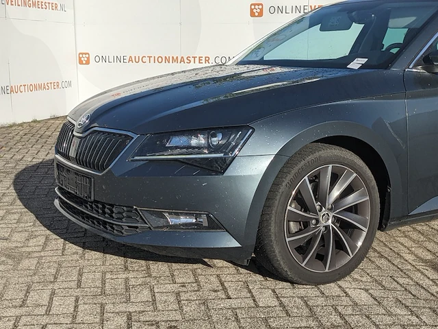 Personenauto, skoda, superb - afbeelding 2 van  57