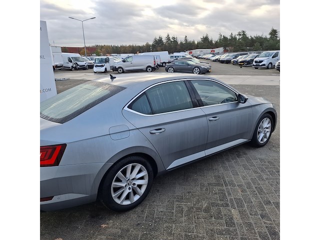Personenauto, skoda, superb - afbeelding 42 van  46