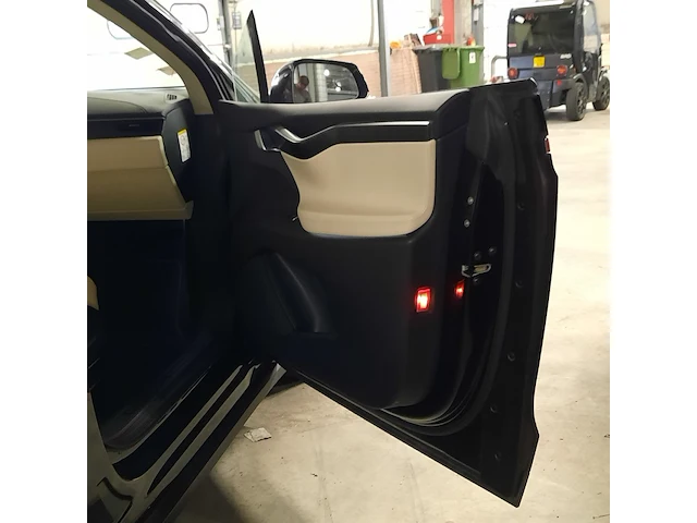 Personenauto tesla, model x 100d, zwart - afbeelding 27 van  38