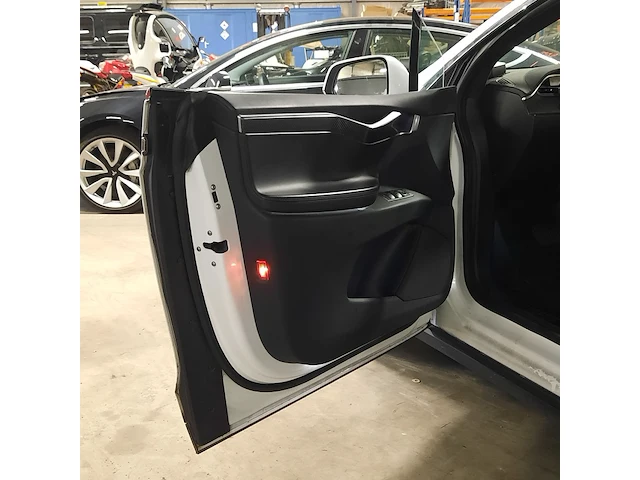 Personenauto tesla, model x 90d, wit, bouwjaar 2017 - afbeelding 28 van  50