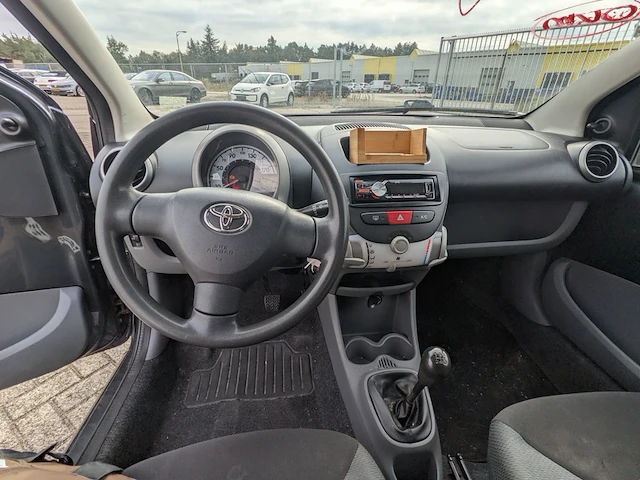 Personenauto toyota, aygo 1.0, grijs, bouwjaar 2007 - afbeelding 4 van  43