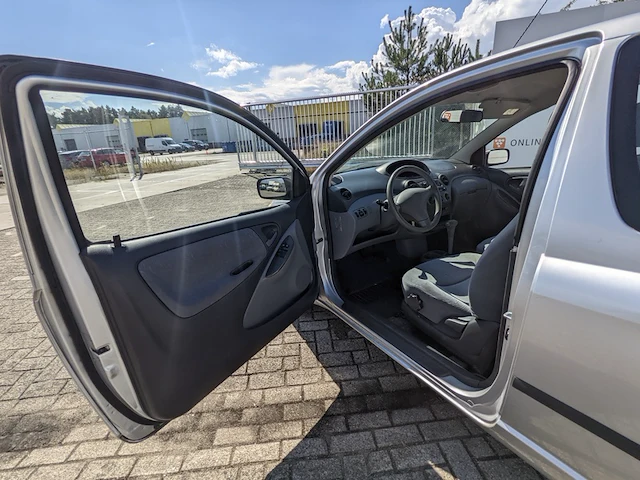 Personenauto toyota, yaris 1.3-16v vvt-i sol, grijs, bouwjaar 2000 - afbeelding 10 van  45