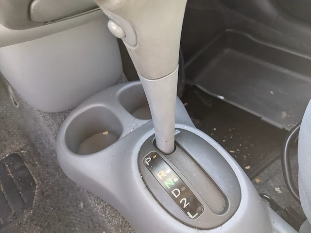 Personenauto toyota, yaris 1.3-16v vvt-i sol, grijs, bouwjaar 2000 - afbeelding 19 van  45
