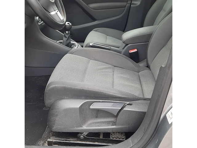 Personenauto volkswagen, golf - afbeelding 25 van  60