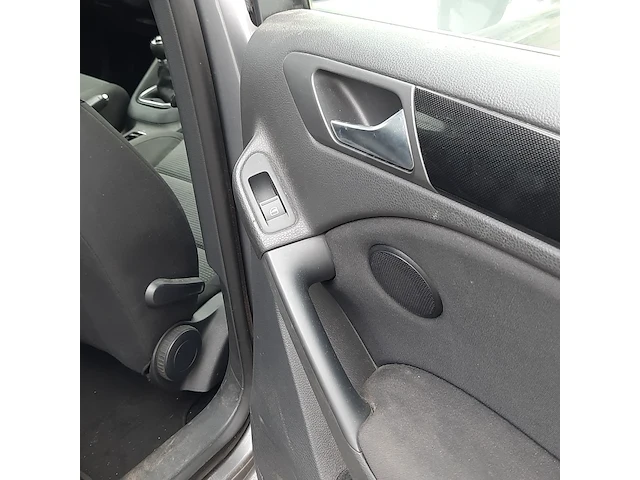 Personenauto volkswagen, golf - afbeelding 41 van  60
