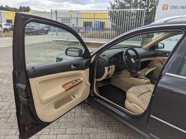 Personenauto volkswagen, passat variant 4.0 w8 4motion, bouwjaar 2001 - afbeelding 46 van  46