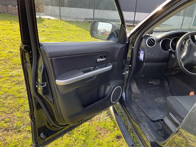 Personenauto - afbeelding 10 van  39