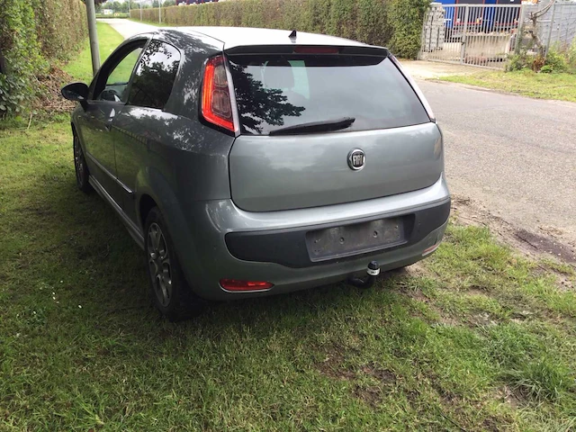 Personenauto - afbeelding 10 van  18