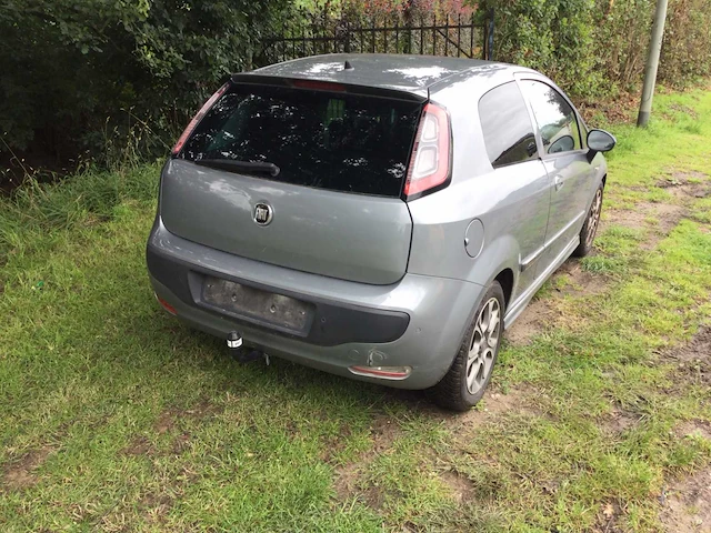 Personenauto - afbeelding 12 van  18