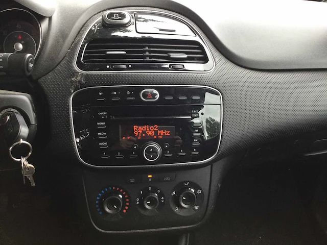 Personenauto - afbeelding 14 van  18