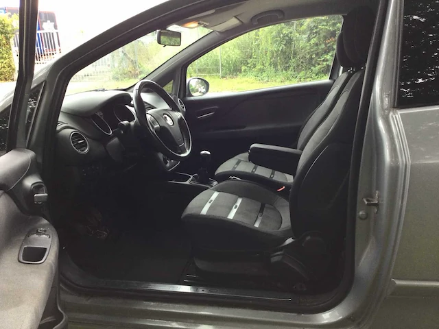 Personenauto - afbeelding 15 van  18