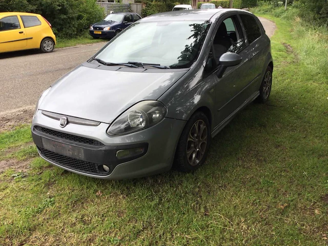Personenauto - afbeelding 6 van  18
