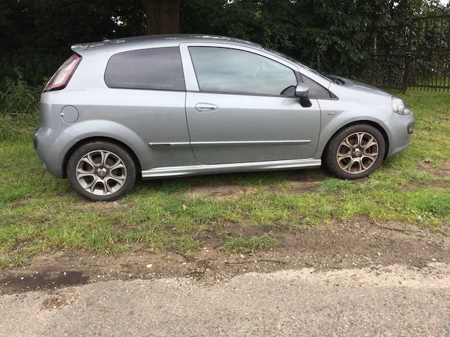 Personenauto - afbeelding 9 van  18