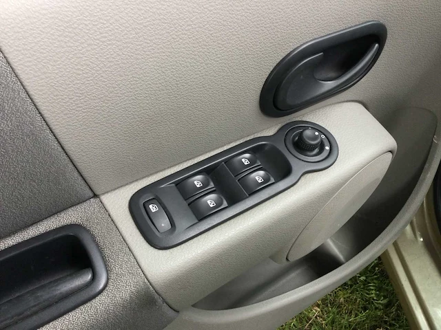 Personenauto - afbeelding 10 van  17