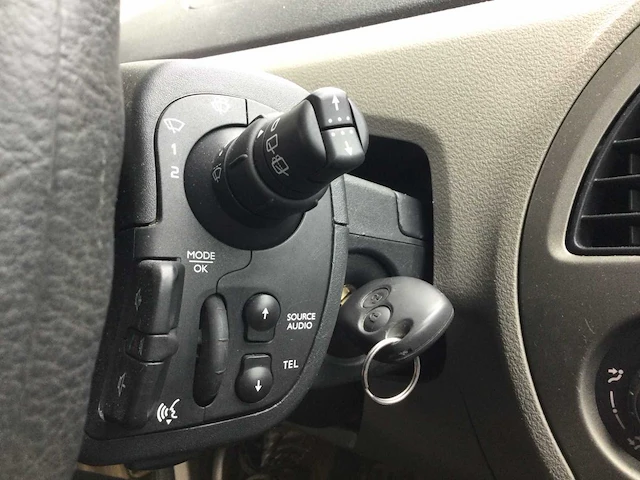 Personenauto - afbeelding 11 van  17
