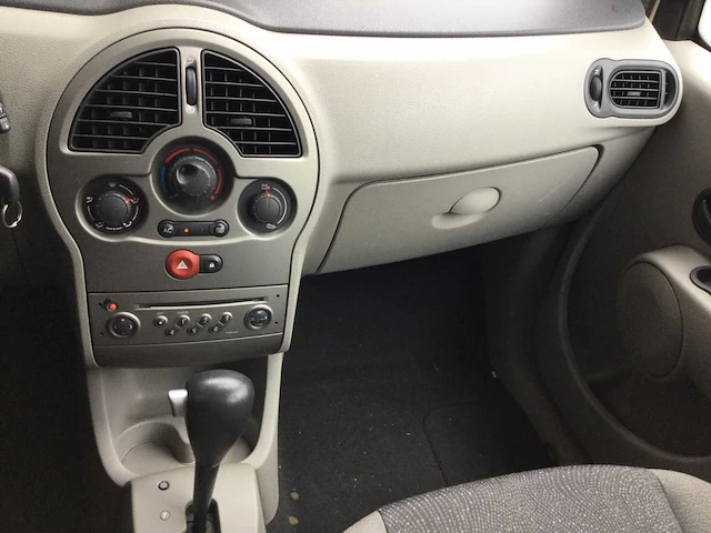 Personenauto - afbeelding 17 van  17