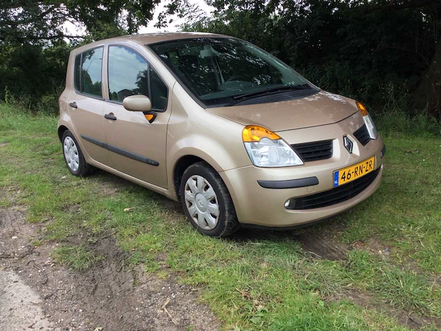 Personenauto - afbeelding 1 van  17
