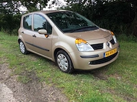 Personenauto - afbeelding 1 van  17