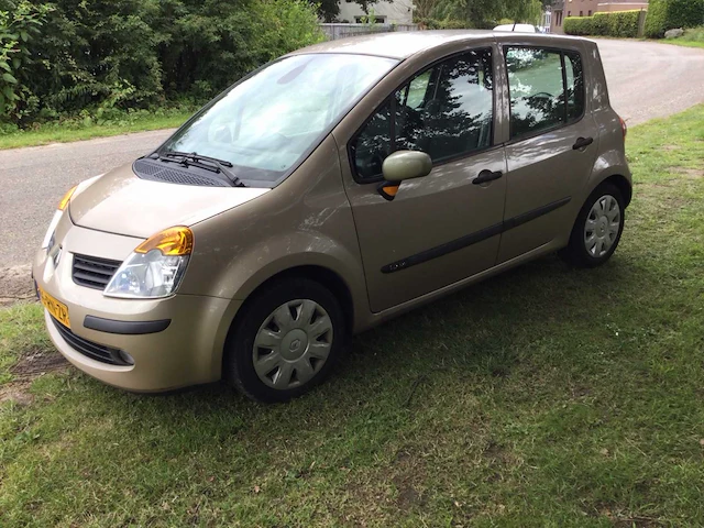 Personenauto - afbeelding 2 van  17