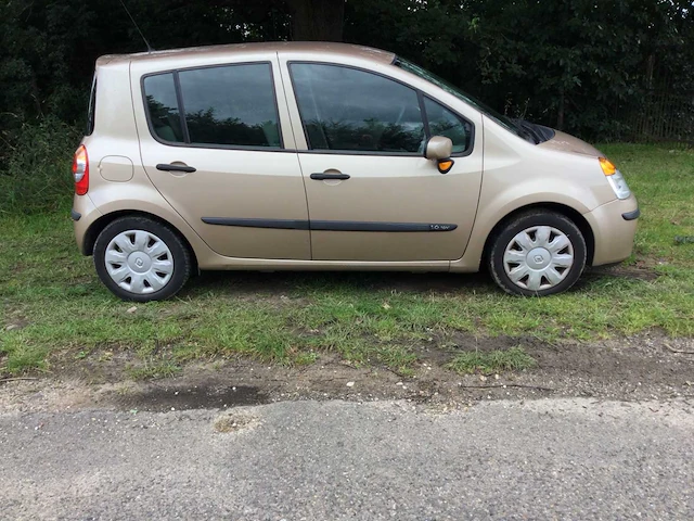Personenauto - afbeelding 3 van  17