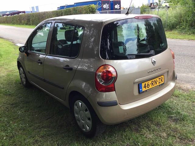 Personenauto - afbeelding 6 van  17