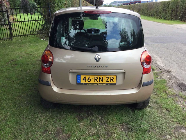 Personenauto - afbeelding 7 van  17