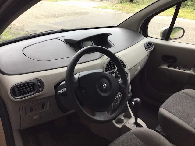 Personenauto - afbeelding 8 van  17
