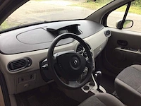 Personenauto - afbeelding 8 van  17