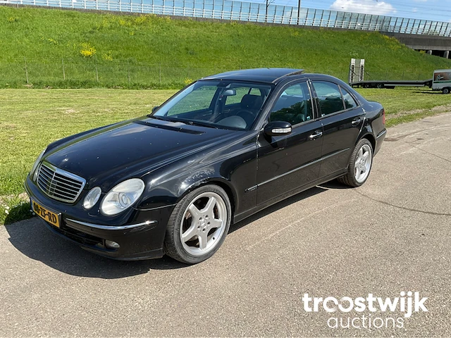 Personenauto - afbeelding 1 van  24