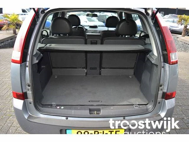 Personenauto - afbeelding 8 van  30