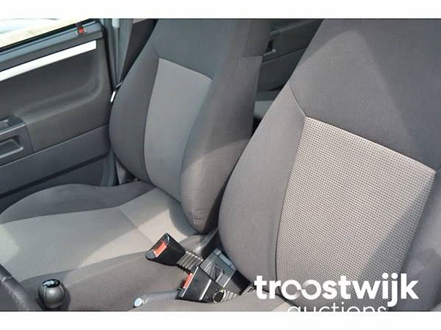 Personenauto - afbeelding 11 van  30