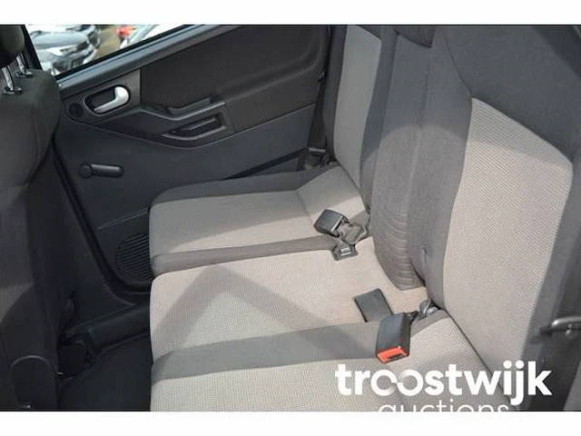 Personenauto - afbeelding 16 van  30