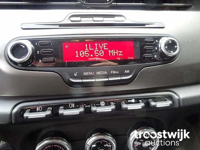 Personenauto - afbeelding 10 van  39