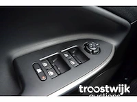 Personenauto - afbeelding 14 van  39