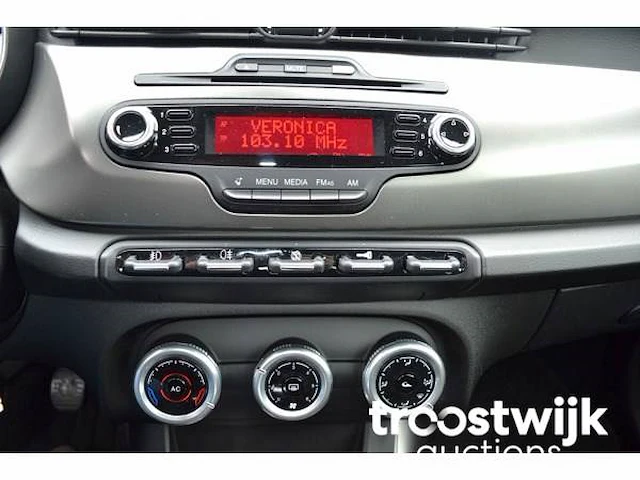 Personenauto - afbeelding 16 van  39