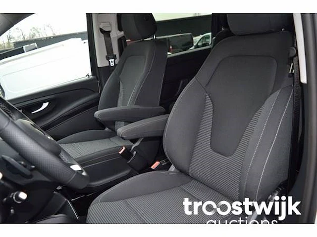 Personenauto - afbeelding 5 van  31