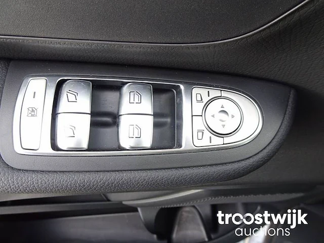 Personenauto - afbeelding 8 van  31