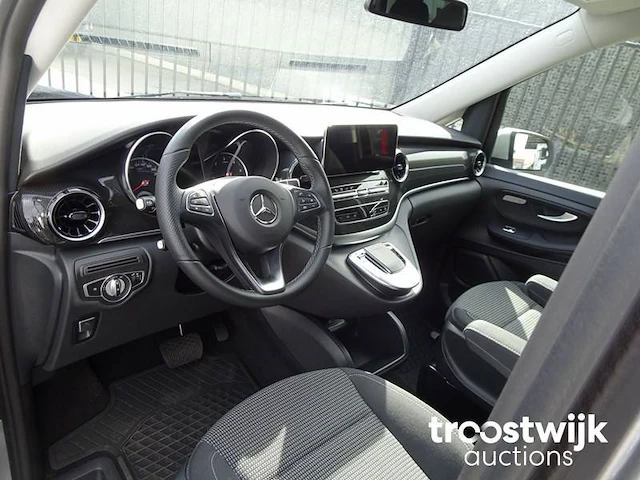Personenauto - afbeelding 9 van  31